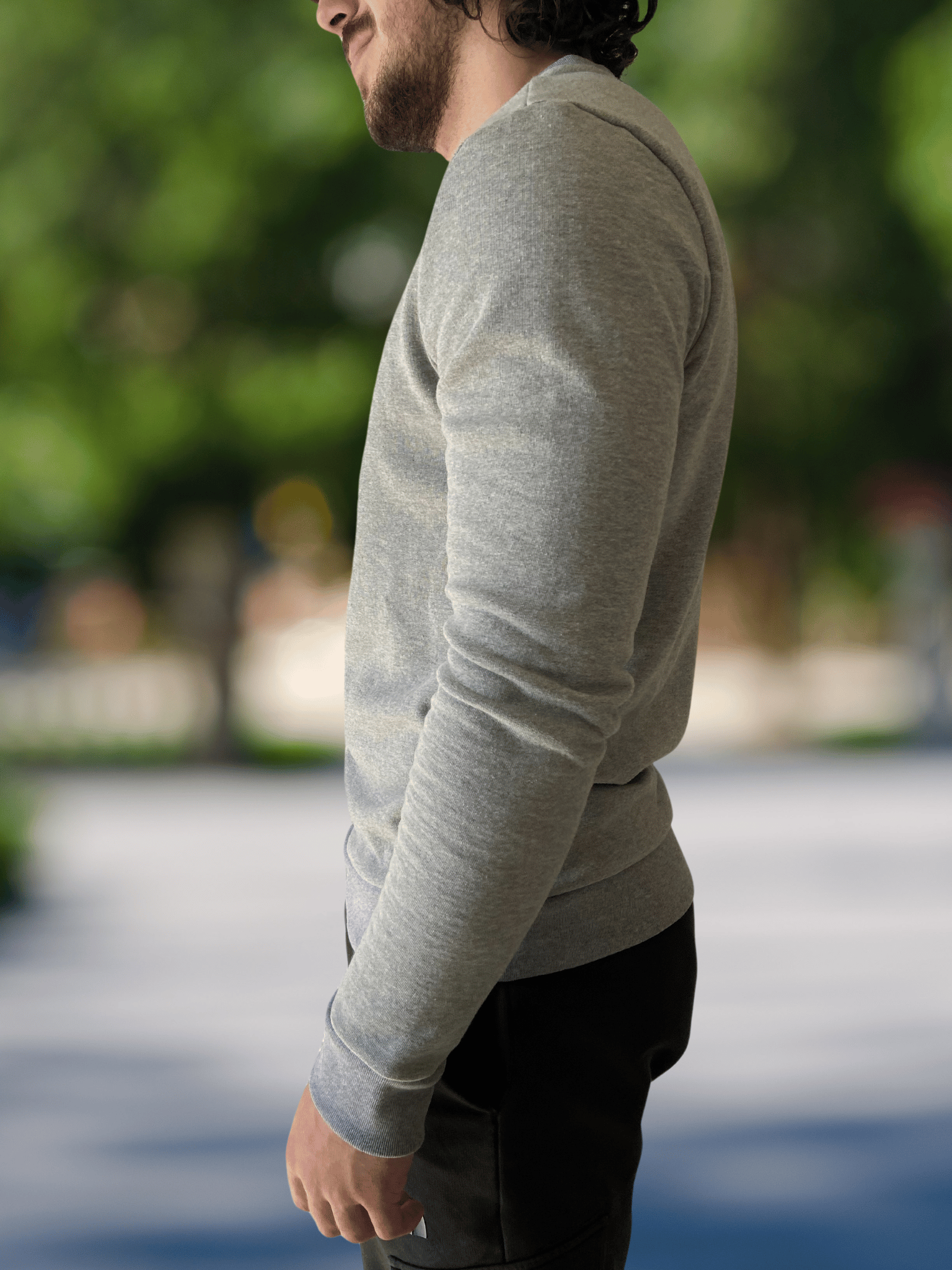 Sweat-col-rond-tenue-unique-atelier-aln-profil Sweat col rond gris pour la tenue unique. Fabrication française par l'atelier ALN