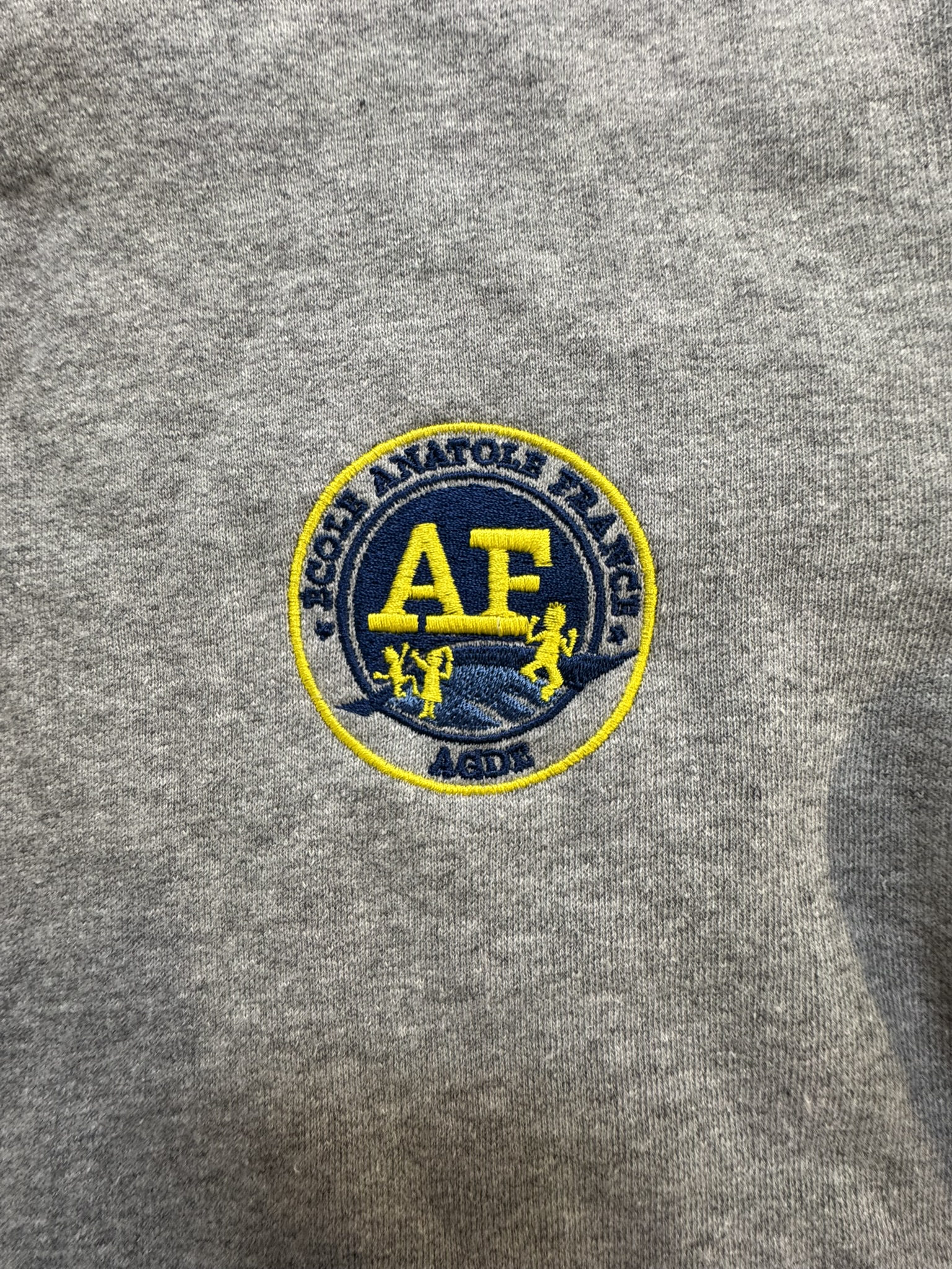 Logo Anatole France Polo blanc à manche courte pour la tenue unique. Fabrication française par l'atelier ALN